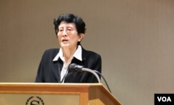 纪念胡耀邦赵紫阳基金会4月14-15日在纽约举行 “纪念胡赵和八九民运35周年国际研讨会”，图为纪念胡耀邦赵紫阳基金会会长张艾枚发言 (美国之音/陈小平拍摄)