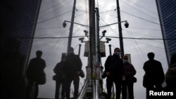 人们行走在装有监控摄像头的上海街头。（2022年12月12日）