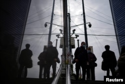 人们行走在装有监控摄像头的上海街头。（2022年12月12日）