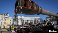 基辅市中心展示的被摧毁的入侵俄军坦克。(2023年2月8日)