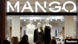 Foto Achiv: Moun antre nan yon magazen Mango nan Seville, sid Espay, 4 Mas, 2016. 