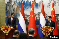 资料照：荷兰副首相兼外交大臣胡克斯特拉与中国外长秦刚在北京举行联合记者会。（2023年5月23日）