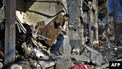 یک ساکن محلی پس از حمله موشکی روسیه به شهر کراماتورسک در شرق اوکراین به دنبال وسایل خود می‌گردد - ۱۴ مارس ۲۰۲۳ (۲۳ اسفند ۱۴۰۱)