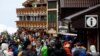Pendaki dan pengunjung berkumpul pada hari pertama musim pendakian di Jalur Yoshidaguchidi stasiun kelima di lereng Gunung Fuji, di Fujiyoshida, Prefektur Yamanashi, Jepang, 1 Juli 2024. (Foto: Reuters)
