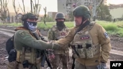 瓦格纳集团雇佣军首领普里戈津（右）在巴赫穆特与雇佣军士兵在一起。（2023年5月25日）