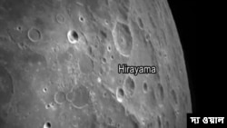 গত ৬ অগস্ট চাঁদের কক্ষে পৌঁছনোর পরের দিনই ছবি তুলেছিল চন্দ্রযান-৩। ছবিতে স্পষ্ট দেখা গিয়েছিল চাঁদের পৃষ্ঠে থাকা গিরিখাত— এডিংটন, পিথাগোরাস, অ্যারিস্টারকাস, রমন। দেখা যাচ্ছে চাঁদের পৃষ্ঠে থাকা ‘ওসিয়ানাস প্রোজেলেয়ারাম’ যাকে আমরা চাঁদের কলঙ্ক বলে চিনি।