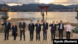 在日本广岛参加G7峰会的领导人参观日本古迹严岛神社。（2023年5月19日）