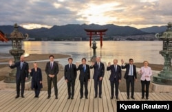 在日本广岛参加G7峰会的领导人参观日本古迹严岛神社。（2023年5月19日）