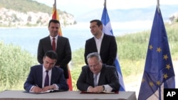 Со Договорот од Преспа беше ставен крај на деценискиот спор меѓу Грција и Северна Македонија. Фото: Потпишување на Договорот на 17 јуни, 2018 година