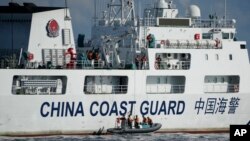 2023年4月23日，一艘中国海警船在南中国海有争议海域拦截菲律宾的海岸警卫队巡逻船，中国船员下到一艘马达船监视菲律宾海警船。