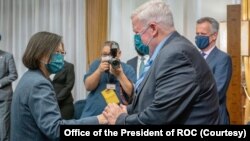 台湾总统蔡英文3月20日在台北总统府会见英国议会代表团。（台湾总统府办公室图片）