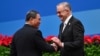 Perdana Menteri China Li Qiang (kiri) dan Perdana Menteri Australia Anthony Albanese berjabat tangan saat upacara pembukaan Pameran Impor Internasional China (CIIE) ke-6 di Shanghai pada 5 November 2023. (Foto: AFP)