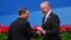 Perdana Menteri China Li Qiang (kiri) dan Perdana Menteri Australia Anthony Albanese berjabat tangan saat upacara pembukaan Pameran Impor Internasional China (CIIE) ke-6 di Shanghai pada 5 November 2023. (Foto: AFP)