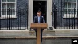 2024年5月22日，英国首相苏纳克在伦敦唐宁街10号外对媒体发表讲话。（美联社照片）