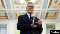 英国首相斯塔默在北爱尔兰贝尔法斯特的议会大厦同媒体交谈。(2024年7月8日) 