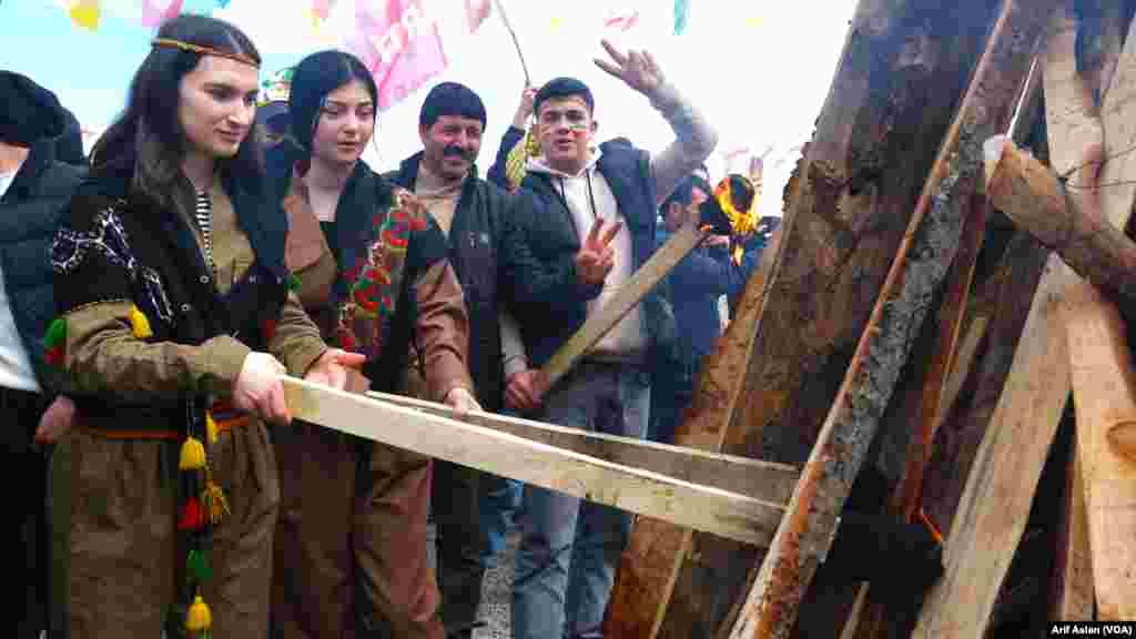 Jinên Îdirê bi Cilên Kurdî Beşdarî Newozê Bûn