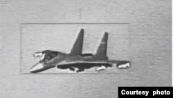 台湾国防部公布的中国歼-16战斗机遭到台湾F-16B战斗机屏幕锁定的黑白照片。（台湾国防部提供）