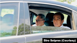 Presiden Joko Widodo didamping Menteri Perdagangan Zulkifli Hasan saat melalukan kunjungan kerja pada Jumat (5/5). (Foto: Courtesy/Biro Setpres)