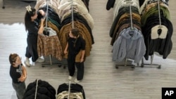 北京一家商场的秋季服装上市，售货员在等待顾客。(2023年8月20日)