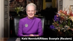 আমালিয়েনবর্গ কাসেলের প্রাসাদ থেকে নববর্ষের ভাষণ এবং নিজের পদত্যাগের ঘোষণা করছেন রাণী দ্বিতীয় মার্গরেথা। কোপেনহেগেন, ডেনমার্ক। ৩১ ডিসেম্বর, ২০২৩।