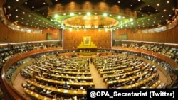 د قامي اسمبلۍ نه وروسته تېره ورځ سېنېټ هم د پارليمان د سپکاوي مجوزه قانون منظور کړی دی، په قانون کې د پارليمان سپکاوي کوونکي تن لپاره د 6 مياشتو د بند او د 10 لکه روپو سزا تجويز کړی شوې ده