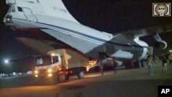  ኒዤር ከደረሱት የሩሲያ ወታደራዊ አውሮፕላኖች አንዱ (ፎቶ ኤፒ ሚያዚያ 13፣ 2024) 