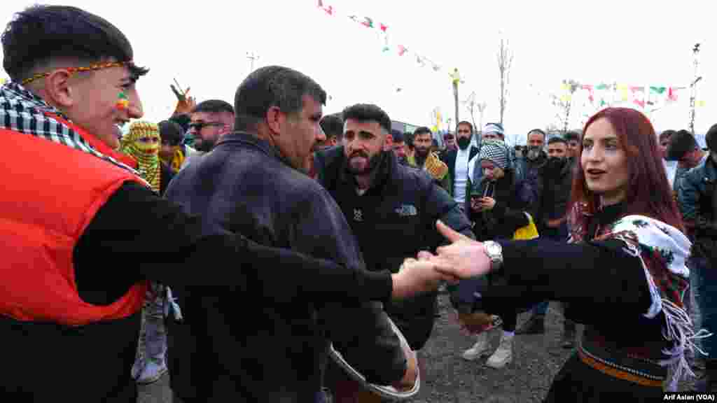 Jinên Îdirê bi Cilên Kurdî Beşdarî Newozê Bûn