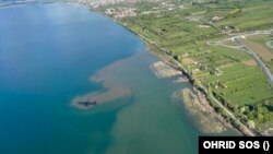 Една од најголемите закани, која има долгорочни последици врз езерото е испуштањето на нетретирани отпадни води од населените места, кои не се поврзани се уште на колекторскиот систем“, вели Ѓоко Зороски, еколошки активист.