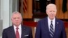 Presiden Joe Biden, kanan, berfoto bersama Raja Yordania Abdullah II di Serambi Utara Gedung Putih, Senin, 12 Februari 2024, di Washington. (Foto: AP)