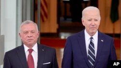 Presiden Joe Biden, kanan, berfoto bersama Raja Yordania Abdullah II di Serambi Utara Gedung Putih, Senin, 12 Februari 2024, di Washington. (Foto: AP)