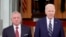 Presiden Joe Biden, kanan, berfoto bersama Raja Yordania Abdullah II di Serambi Utara Gedung Putih, Senin, 12 Februari 2024, di Washington. (Foto: AP)
