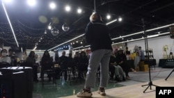 资料照：一名脱口秀演员在北京一家商场做脱口秀表演。（2020年11月21日）