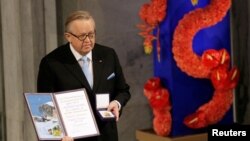 ယခင်မှတ်တမ်းရုပ်ပုံ | နိုဘယ်ငြိမ်းချမ်ရေးဆုချီးမြှင့်ပွဲအတွင်း ဆုတံဆိပ်နဲ့အတူတွေ့ရတဲ့ ဖင်လန်သမ္မတ Martti Ahtisaari (ဒီဇင်ဘာ ၁၀၊ ၂၀၀၈)