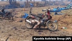 این عکس ارائه شده توسط مخالفان از عواقب یک حمله هوایی به روستایی در منطقه زاگاین، میانمار، سه شنبه، ۱۱ آوریل ۲۰۲۳