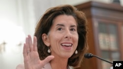 资料照片：商务部长吉娜·雷蒙多于2023年10月4 日在华盛顿国会山举行的参议院商业、科学和运输听证会上作证。（美联社照片）