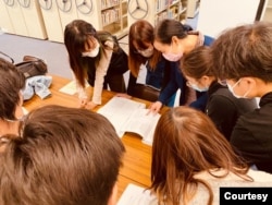 在中大任教期间，何晓请（中间戴粉红口罩者）与同学到中国文化研究中心查阅历史资料。（何晓清提供）