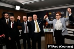 İYİ Parti, bugünkü açıklamayla birlikte “hür ve müstakil siyaset” görüşüyle ittifaksız gireceği yerel seçimlerde, 16’sı büyükşehir, 22’si il, 217’si ilçe ve 31’i belde olmak üzere 286 belediye başkan adayını ilan etmiş oldu.