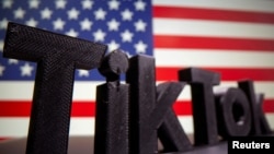 以美国国旗为背景的TIKTOK标识