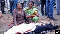 Žena oplakuje stradalog rođaka ispred bolnice u oblasti Hatras (Foto: AP/Manoj Aligadi)