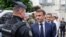 Presiden Prancis Emmanuel Macron mengunjungi kantor polisis utama di Nouema, Kaledonia Baru, pada 23 Mei 2024. (Foto: Ludovic Marin/Pool via Reuters)