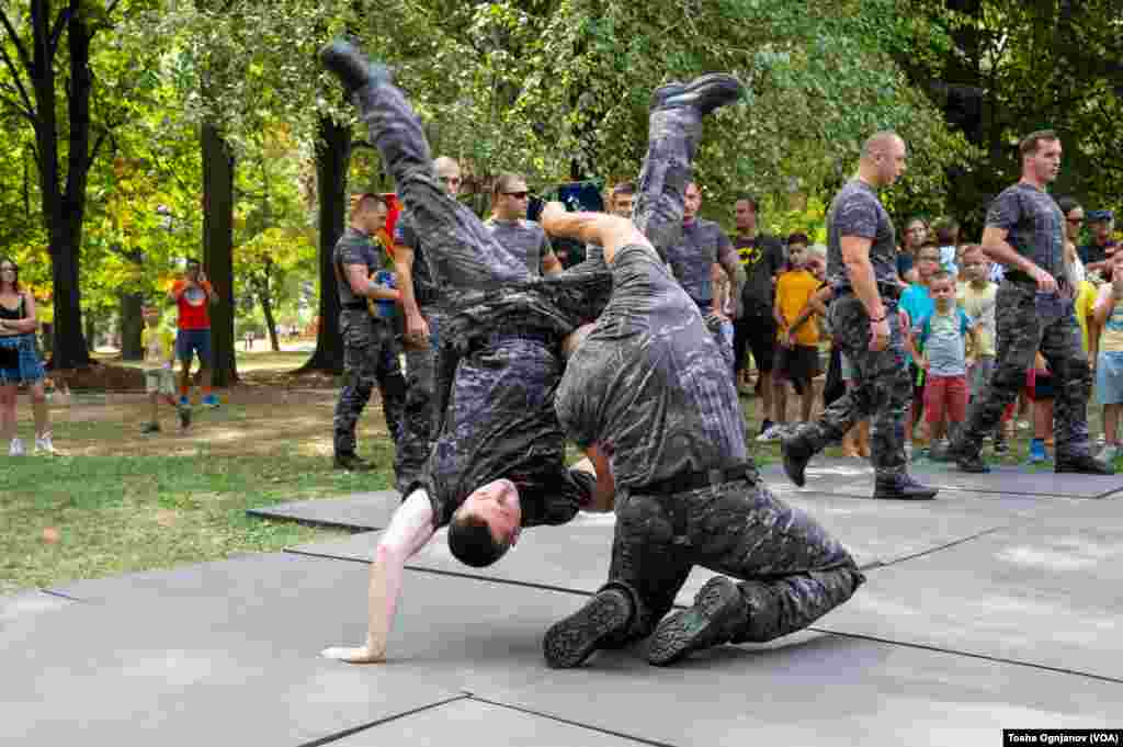 Денот на независноста одбележан со показни вежби и изложба на полициска и воена опрема во Градскиот парк