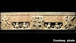 纽约曼哈顿地区检察官办公室发布的照片显示一件中国北朝至唐代的文物围屏石塌。