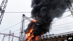 2024年3月22日，俄罗斯在乌克兰哈尔科夫发动袭击后，一处电力设施起火并冒出火焰和浓烟。哈尔科夫地区能源设施遭到袭击，导致停电并扰乱了关键的空袭警报系统。