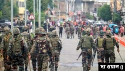 মণিপুরে ক্রমশ ভয়াবহ রূপ নিচ্ছে জনতার সঙ্গে পুলিশ ও সেনার সংঘর্ষ