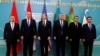 美国国务卿布林肯在哈萨克斯坦首都阿斯塔纳与参加美国-中亚（C5+1）部长级会议的中亚各国外长合影。（2023年2月28日）