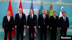 美国国务卿布林肯在哈萨克斯坦首都阿斯塔纳与参加美国-中亚（C5+1）部长级会议的中亚各国外长合影。（2023年2月28日）