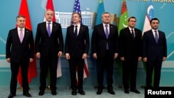 美国国务卿布林肯在哈萨克斯坦首都阿斯塔纳会晤中亚五国外长。（2023年2月28日）