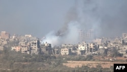 这张从以色列与加沙地带边境拍摄的照片显示，2023年12月31日以色列发动袭击后，加沙中部上空滚滚浓烟.(法新社)