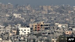 资料照片：从以色列南部某地拍摄的照片显示了加沙地带被毁的建筑物。（2024年3月6日）