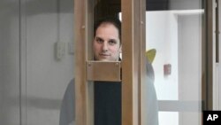 《华尔街日报》记者埃文·格什科维奇2023年12月14日站在莫斯科市一家法庭的玻璃笼里。（美联社照片）